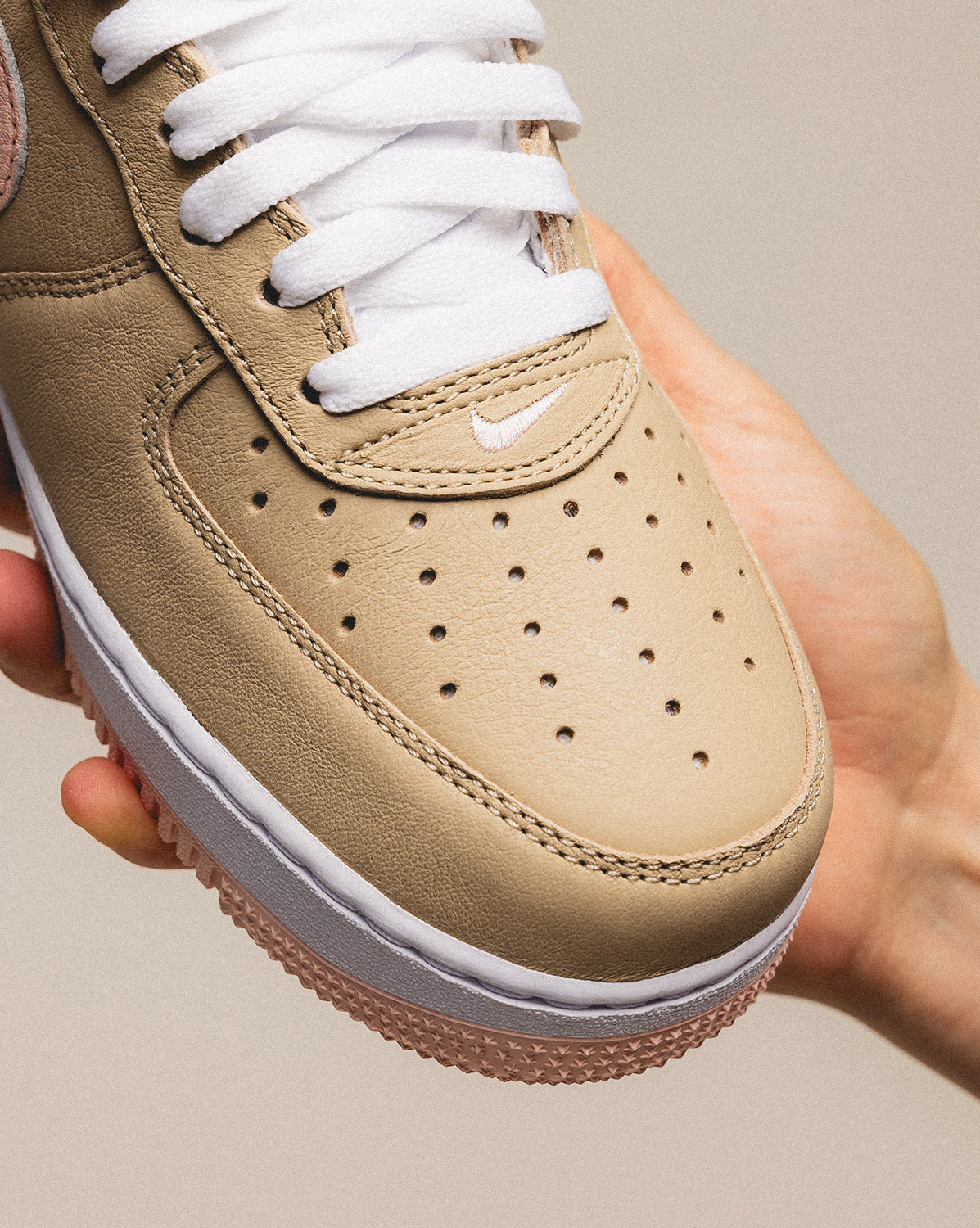 a2d2668ee0213e8b64d05671c5d4710122b367a6_845053_201_Nike_Air_Force_1_Low_Retro_Linen_Linen_Atmosphere_True_White_SM_2_534a808a-1812-413e-afd4-8112bc2bfe0.jpg