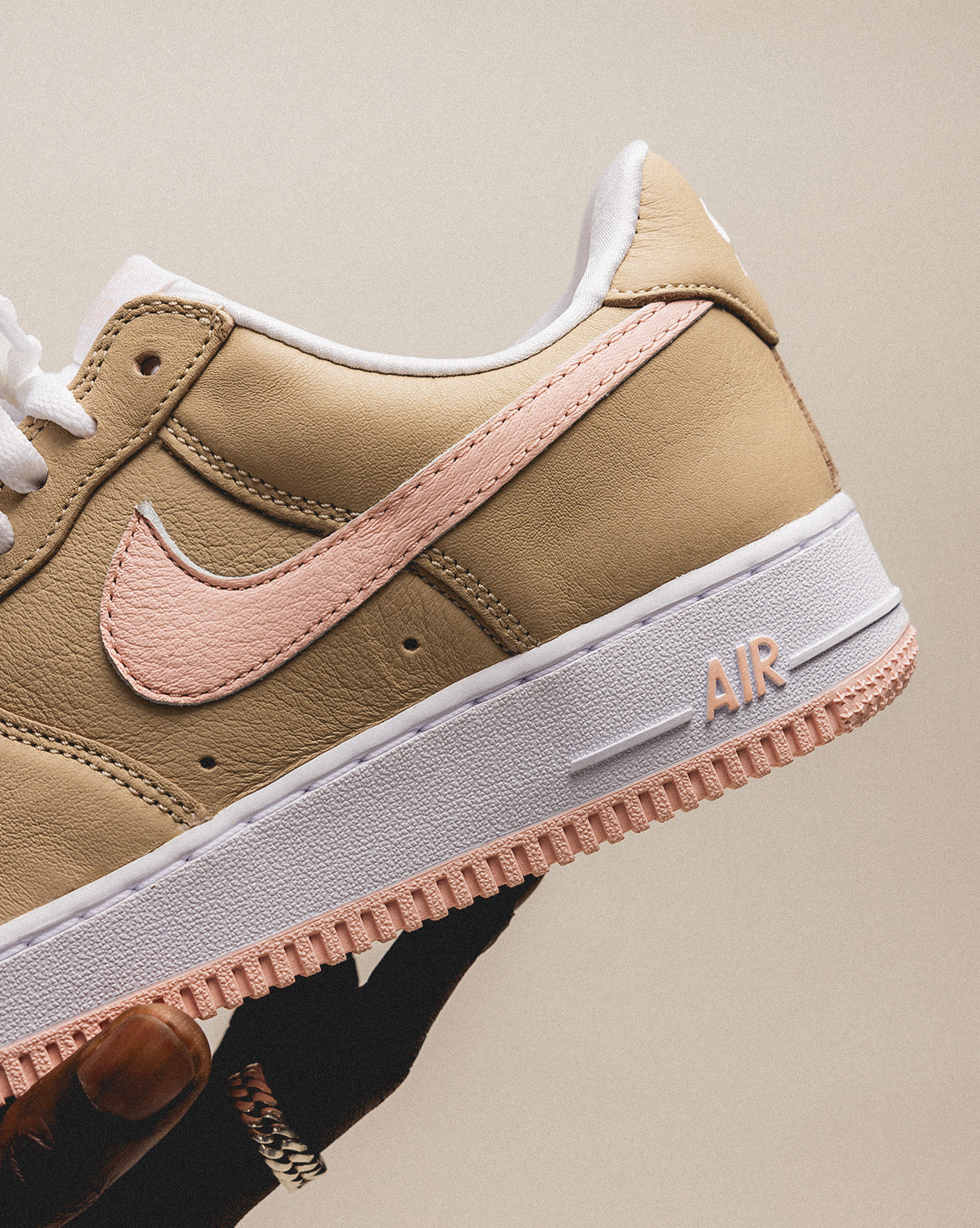 a79244d17ac9f1de518f665a81627207d34cec95_845053_201_Nike_Air_Force_1_Low_Retro_Linen_Linen_Atmosphere_True_White_SM_3_c58a6eca-cc9f-4049-b60a-3e91b53a142.jpg